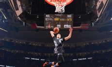 九游娱乐网页-马克西爆发之夜，太阳与雄鹿的巅峰对决，如何见证新星的诞生？