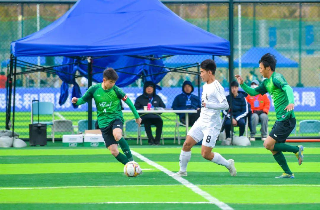 精彩的足球比赛让人心潮澎湃