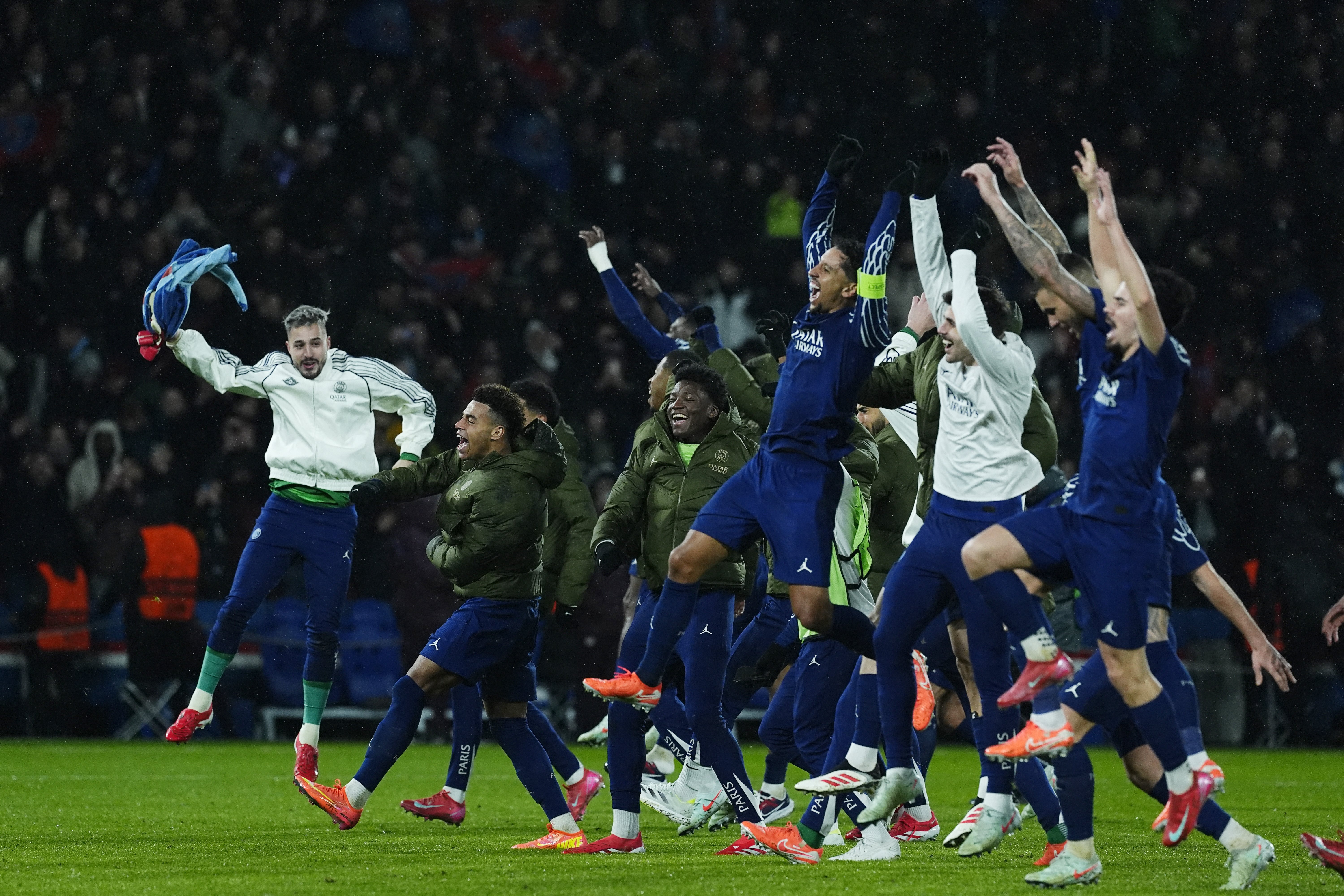 关于巴黎圣日耳曼战胜竞争对手，挺进晋级赛的信息