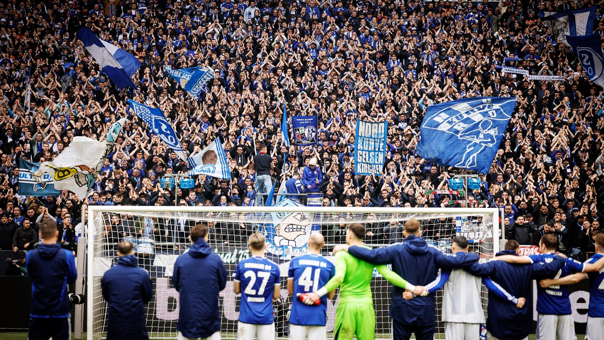 沙尔克球员努力奋战，最终战胜强敌的简单介绍