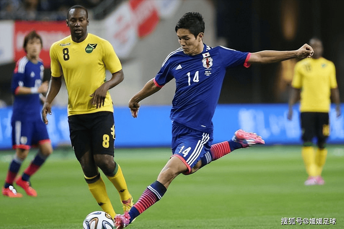 足球赛场上各队风云际会，竞争日渐激烈