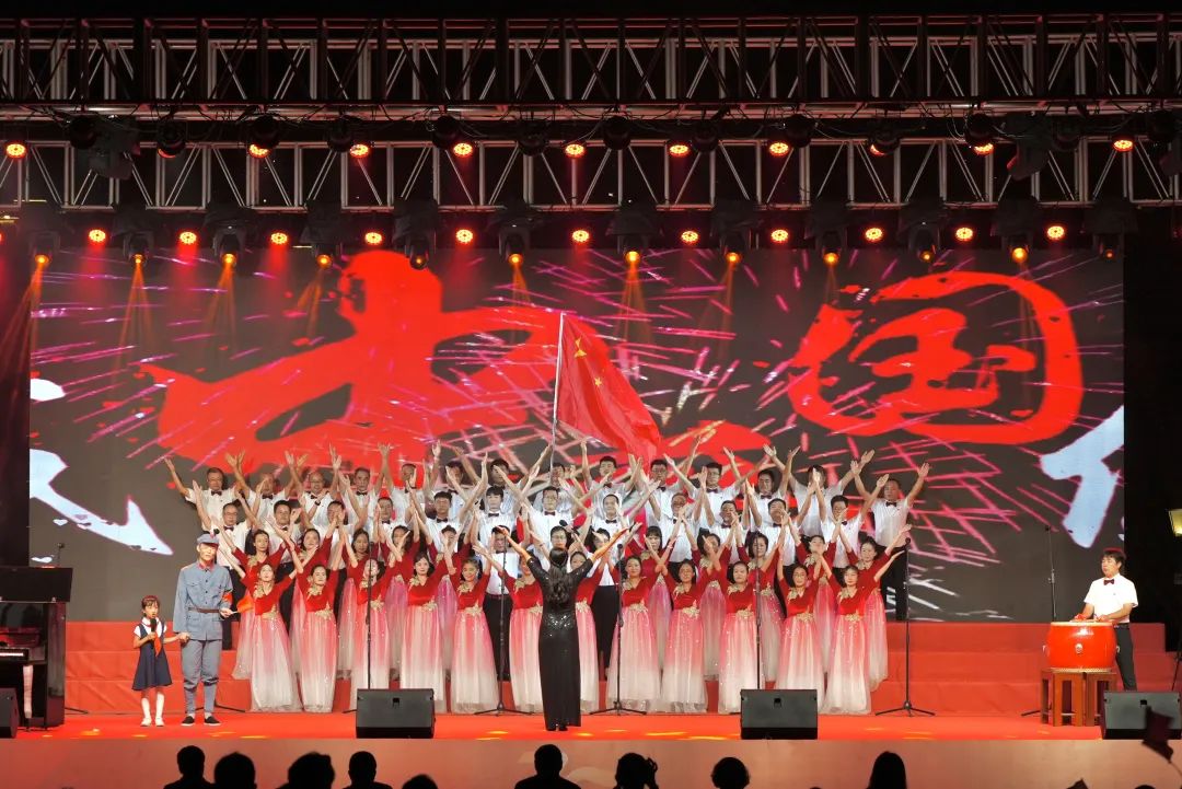 精彩的比赛拉开了帷幕,现场气氛火爆 精彩的比赛拉开了帷幕,现场气氛火爆