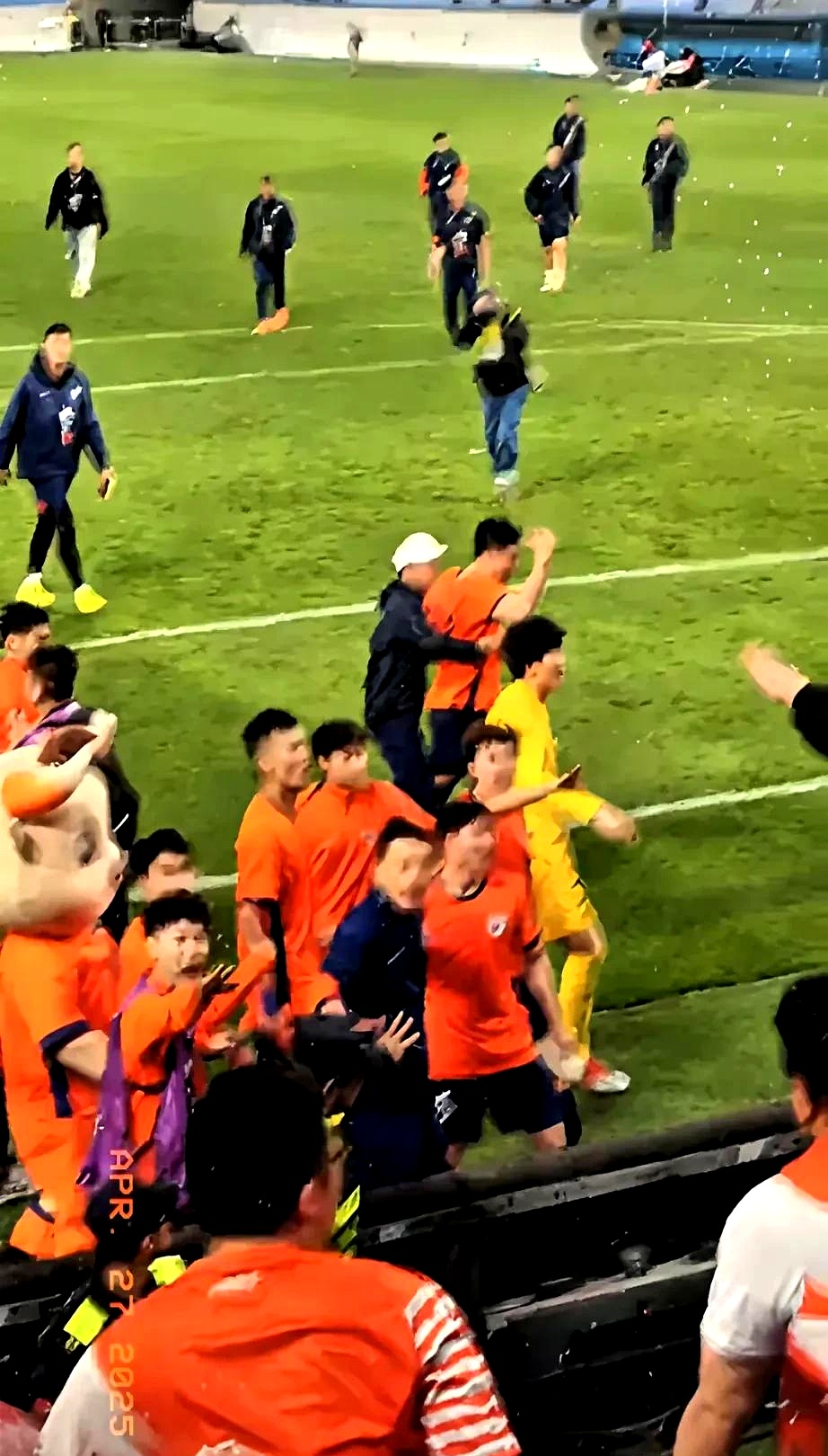 球员们在赛场上竭尽全力，赢得观众喝彩