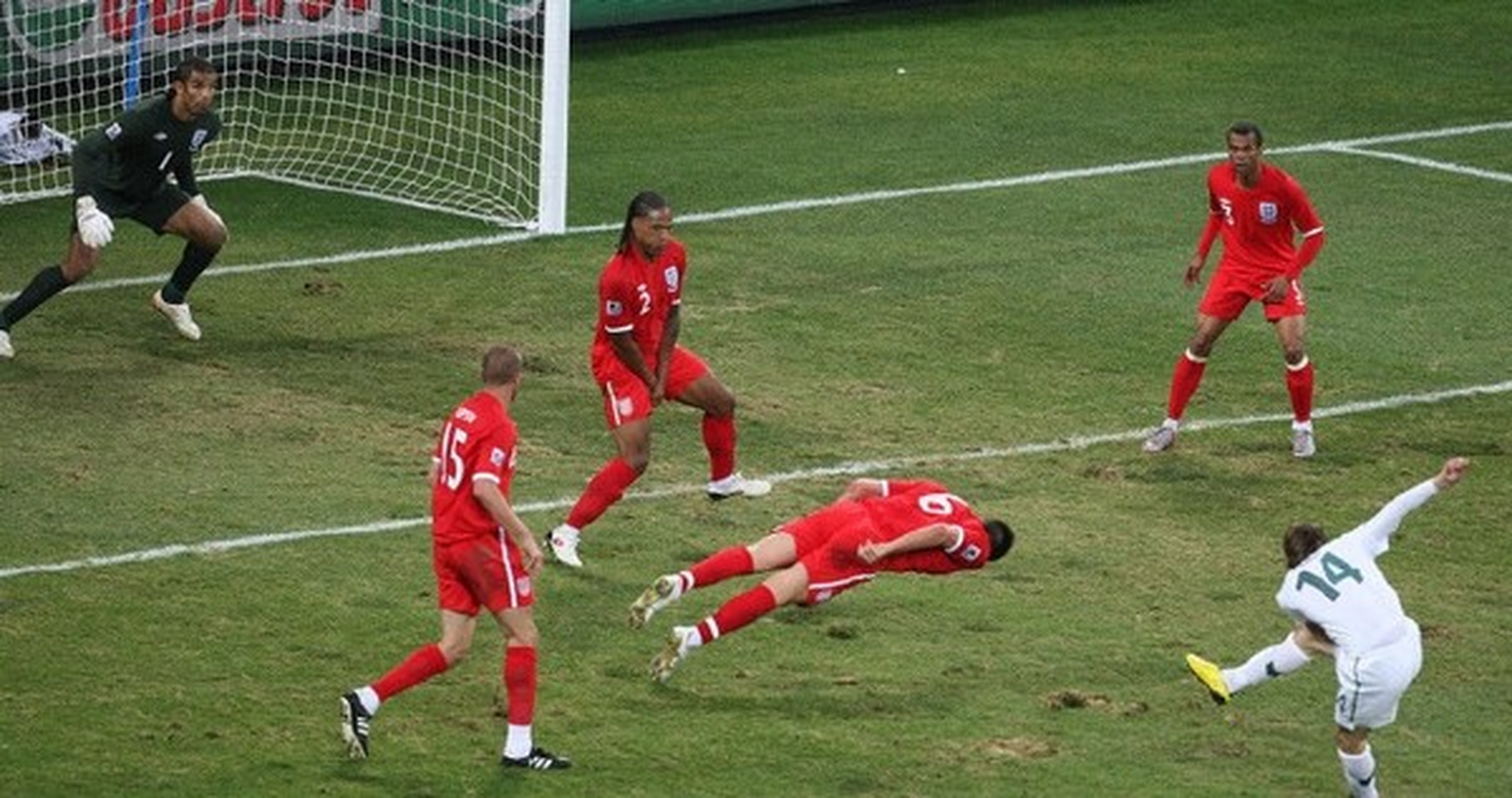 关于足球比赛场面技术高超，赛况备受瞩目的信息