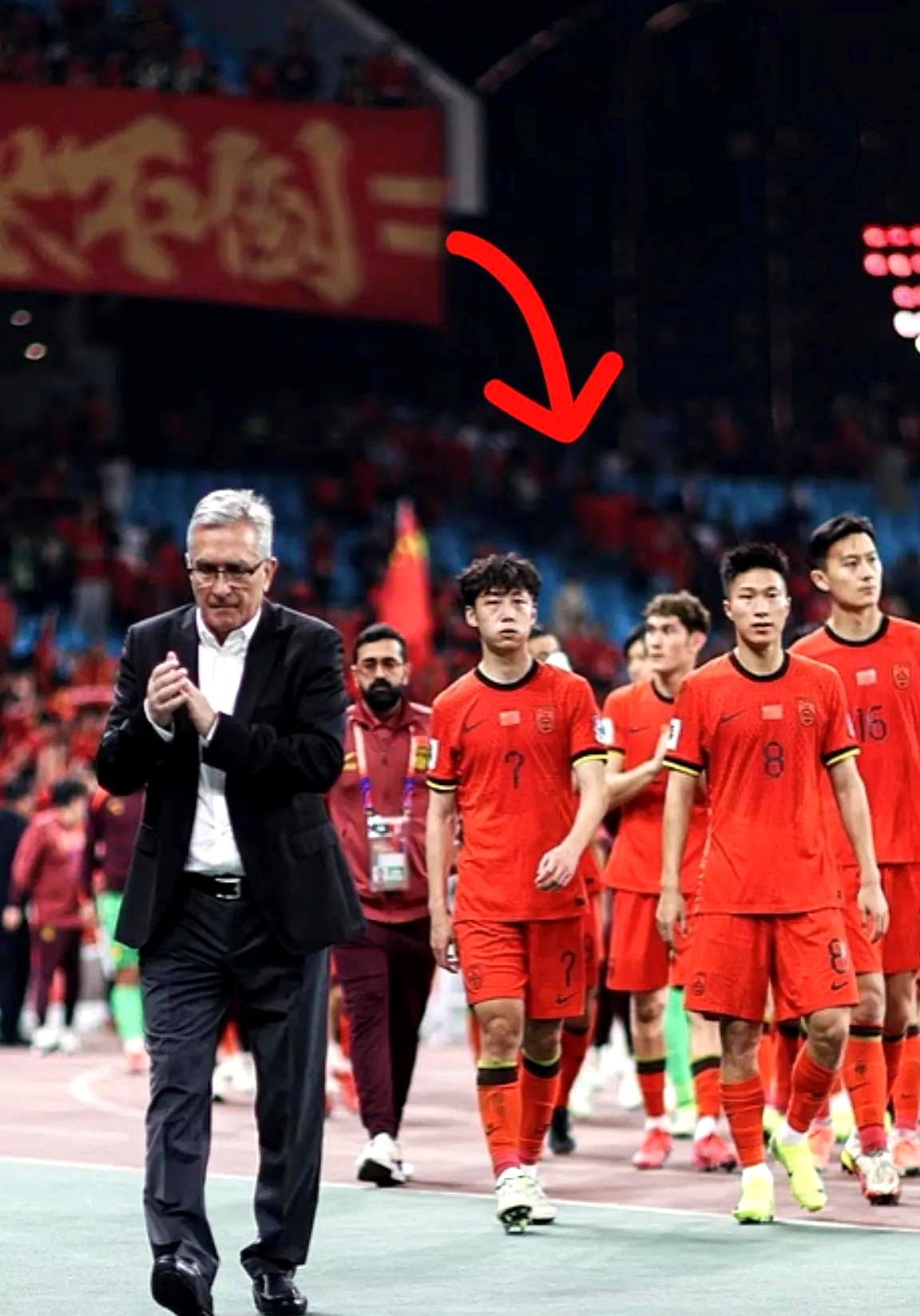 足球赛场精彩连连！双方实力旗鼓相当