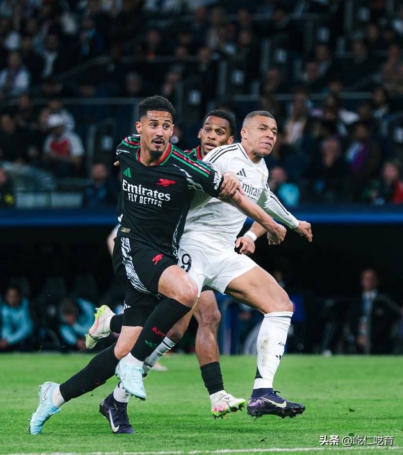 包含巴萨后卫表现抢眼，获得联赛最佳球员评选的词条