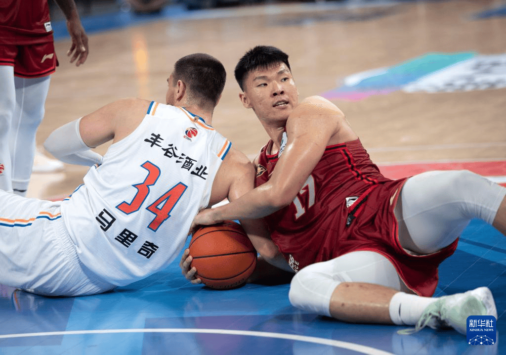 关于北京首钢队大胜新疆队，取得三连胜的信息