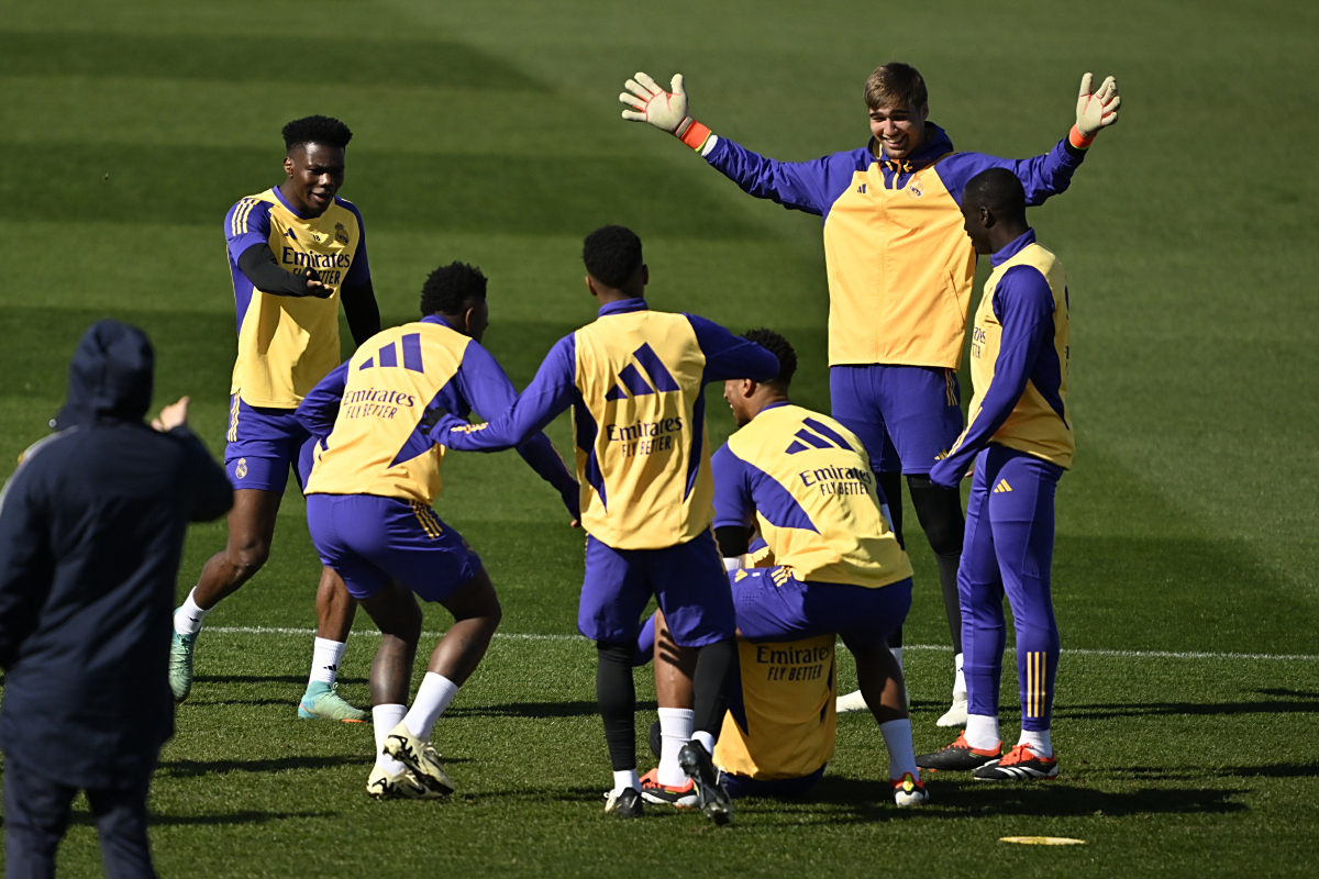 小组赛胜利后，马赛球迷欢欣鼓舞