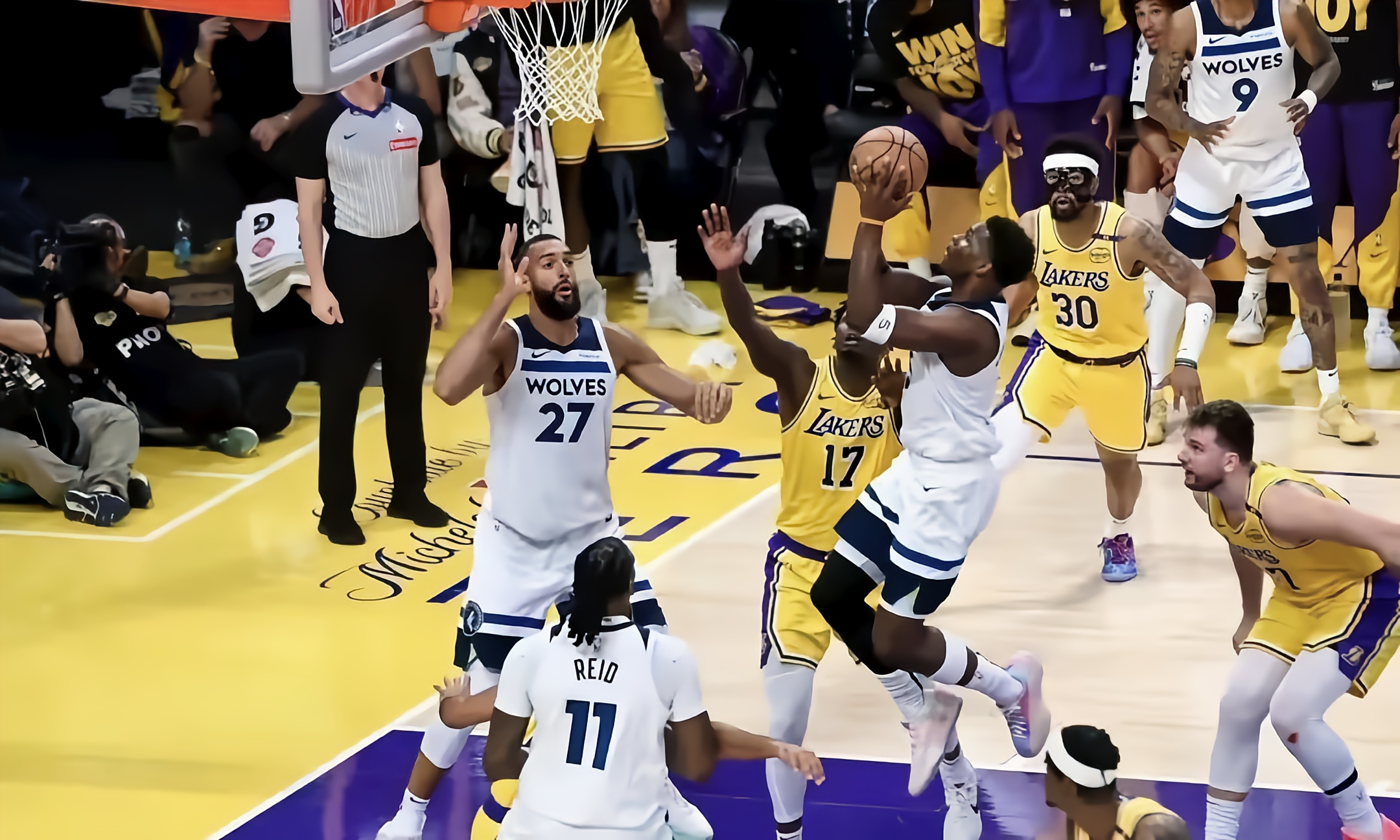 美国NBA新赛季季后赛战火燃烧