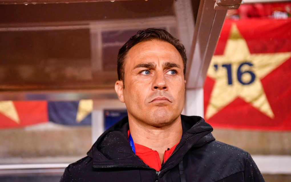 包含灰狼战术环节获重伤，球队调整备战计划的词条