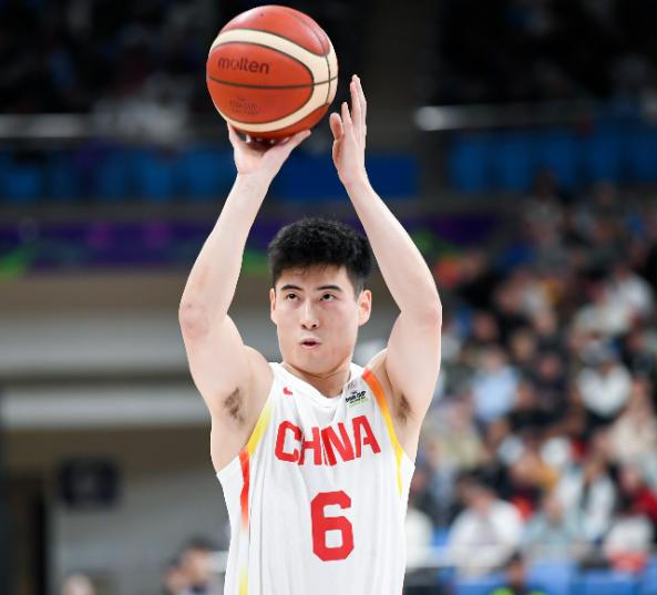 关于中国男篮险胜独行侠，特雷杨送出助攻的信息